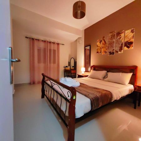 Theo Apartments 1 Артемида Екстериор снимка