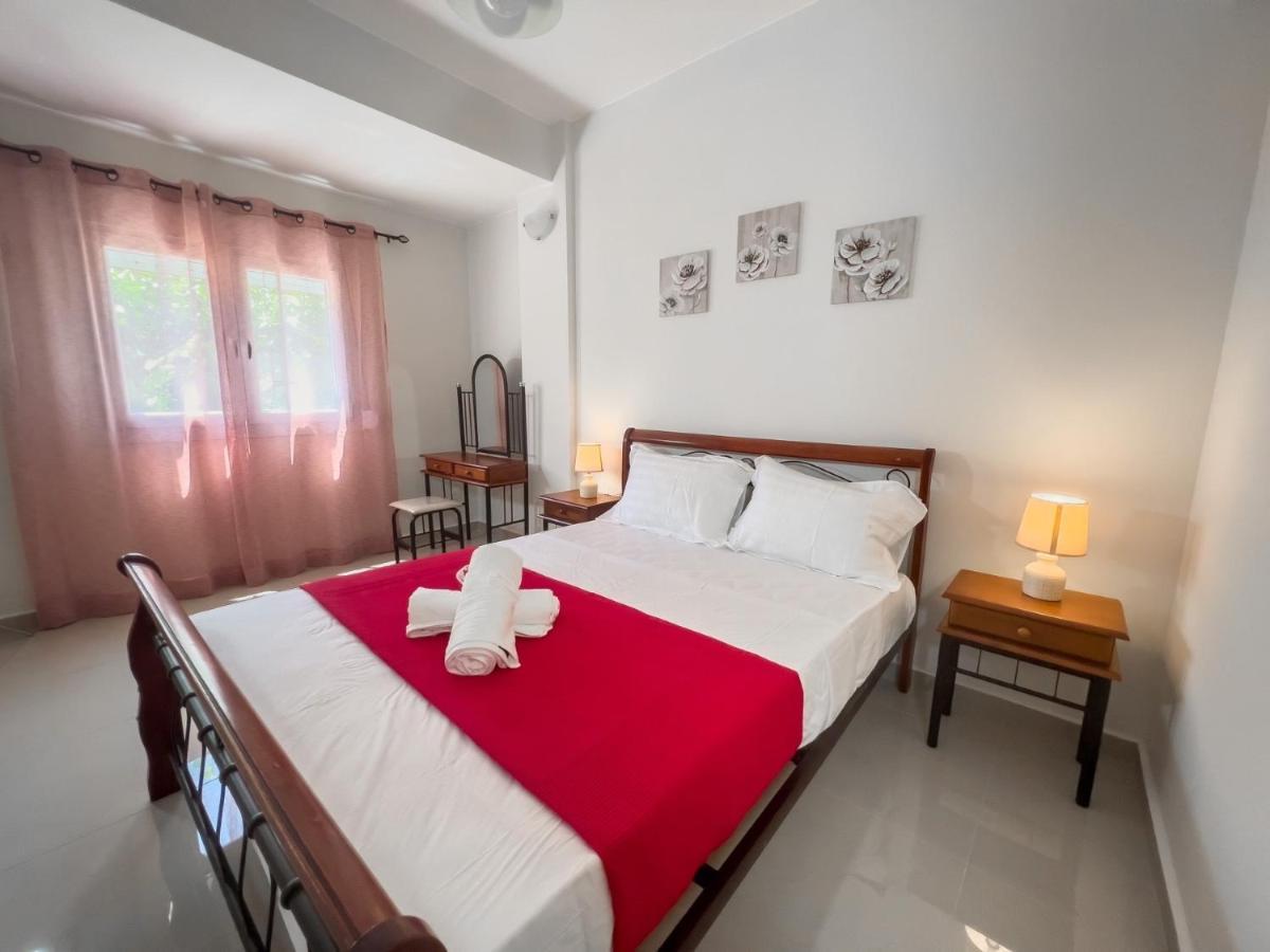 Theo Apartments 1 Артемида Екстериор снимка